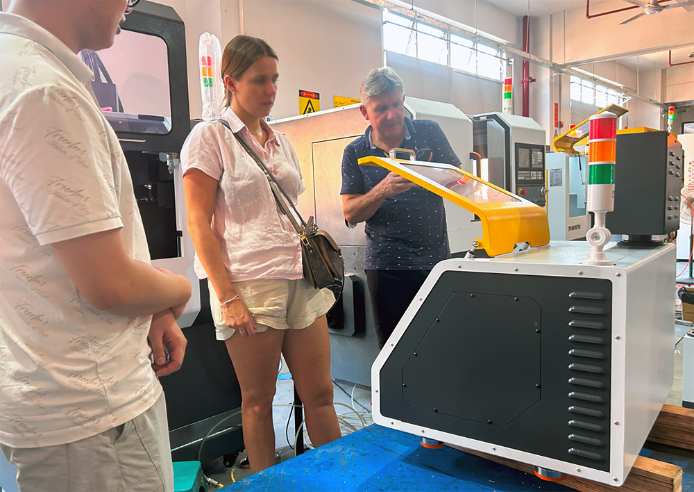 育菁裝備桌面級(jí)數(shù)控機(jī)床產(chǎn)車(chē)間